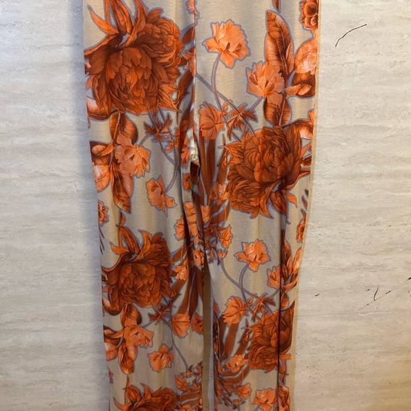 NWT- PrettyLittleThing orange floral print wide-leg pants. - Picture 3 of 8
